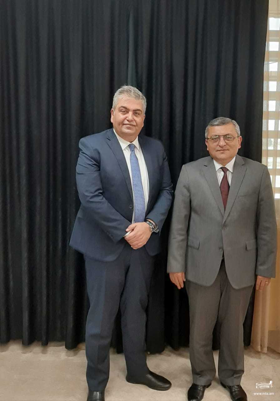 في الثاني من نيسان التقى سفير جمهورية أرمينيا في العراق السيد هراتشيا بولاديان مدير عام سلطة الطيران المدني العراقي السيد علي خليل ابراهيم