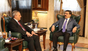 سفير جمهورية أرمينيا في العراق السيد هراتشيا بولاديان بوزير الدفاع العراقي السيد جمعة عناد سعدون